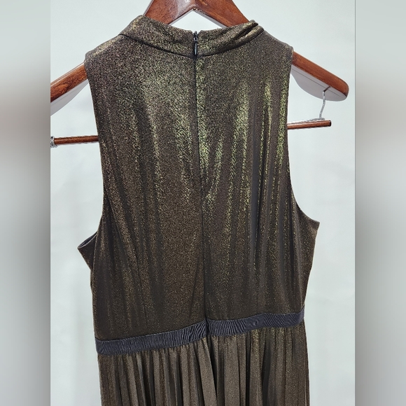 Donna Morgan Gold Sleeveless Pleated Gown Like New - Picture 4 of 6